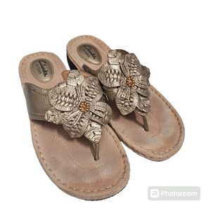 Clarks Artisan Gold Leather Floral Thong Slide Wedge Sandals Size 8